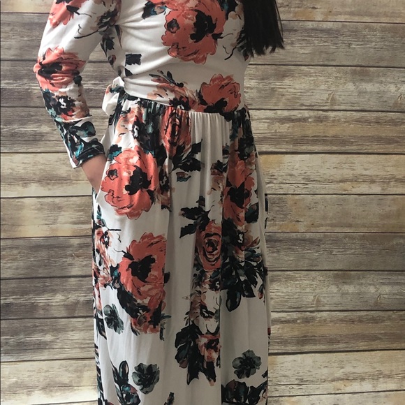 🌸 Pretty maxi floral dress! 🌸 - Picture 3 of 3